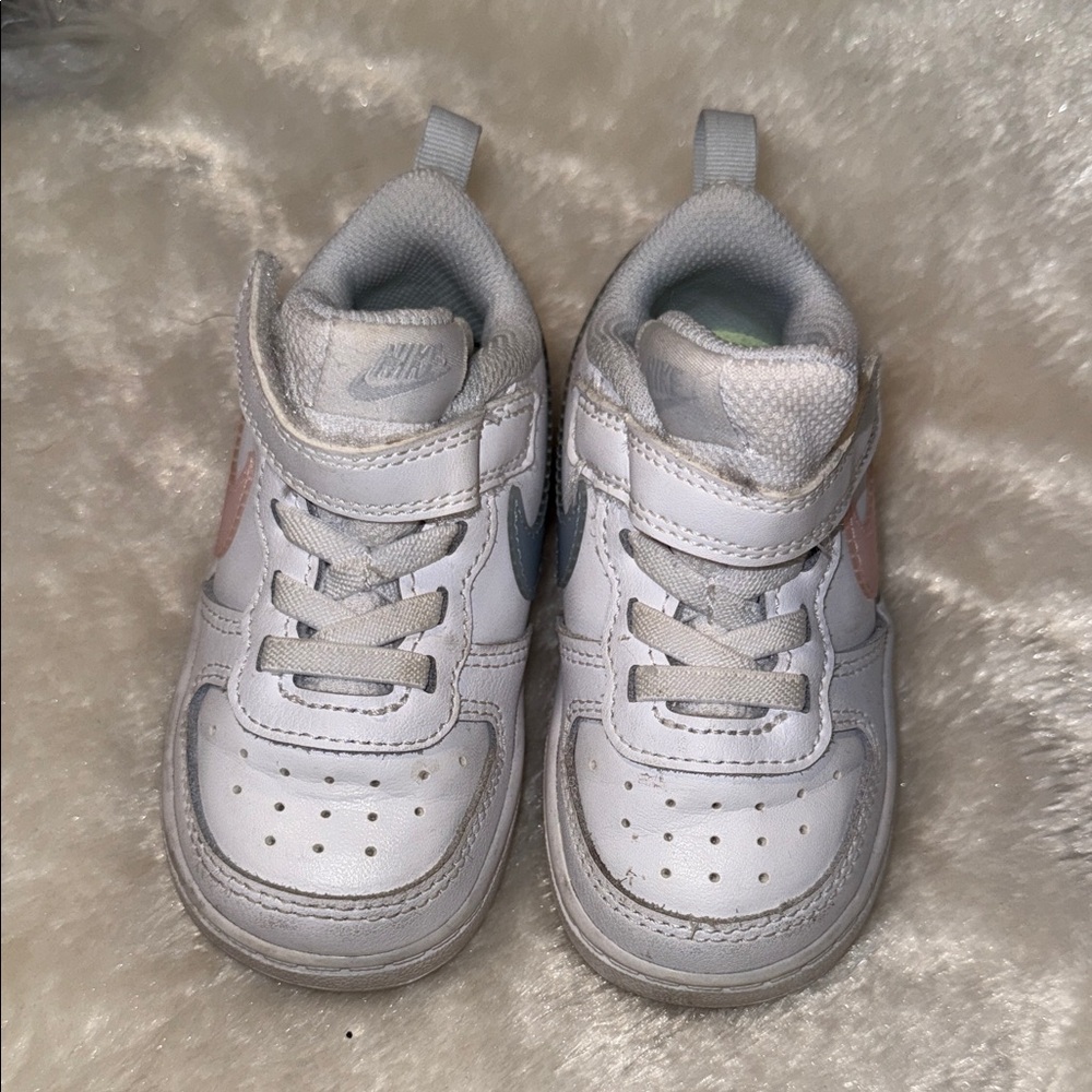 Nike Kids White Sneakers with Blue and Pink‎ Accents